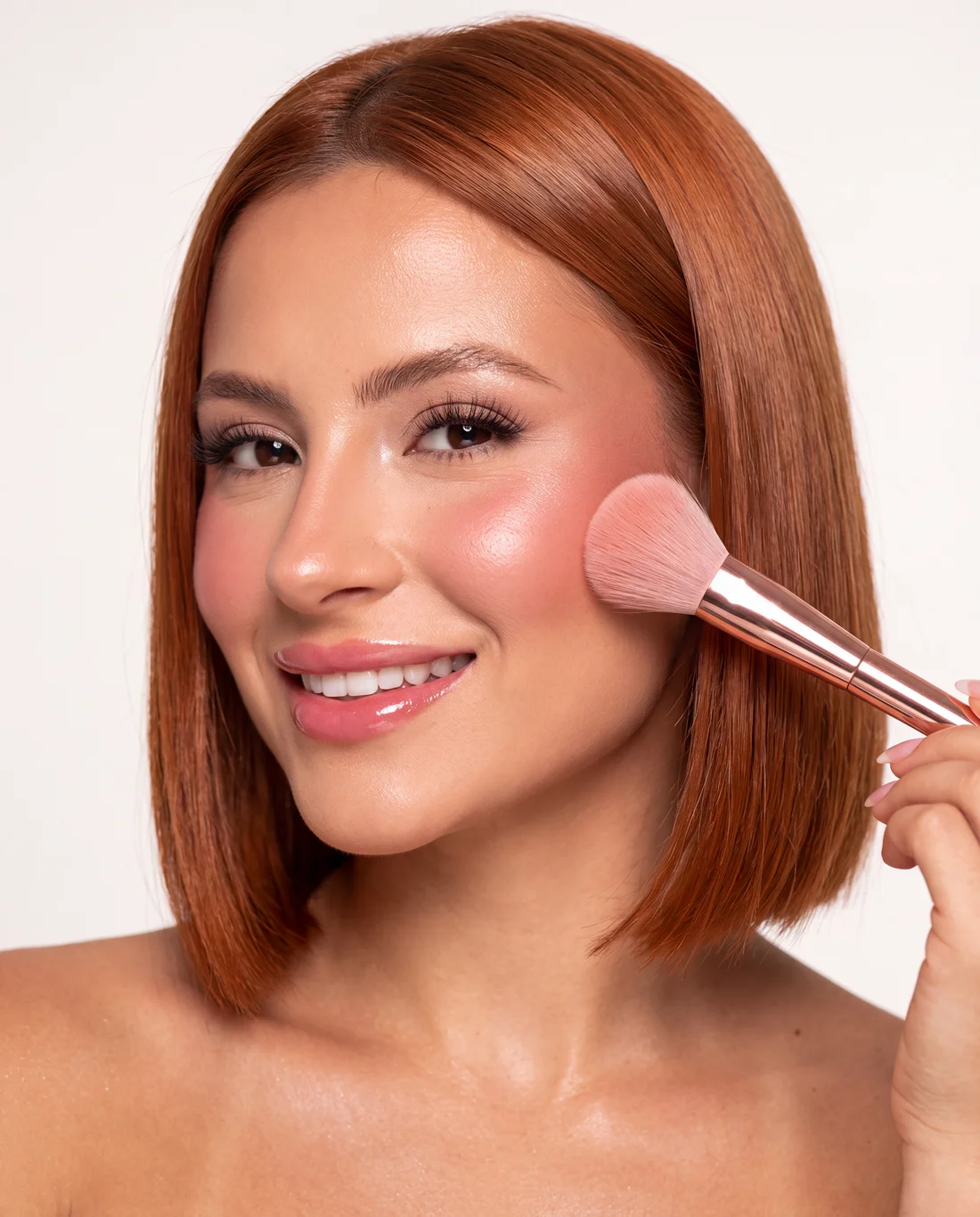 Modelo aplicando blush com pincel